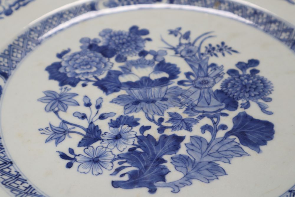 An 18th century Chinese export blue and white porcelain charger, 35cm